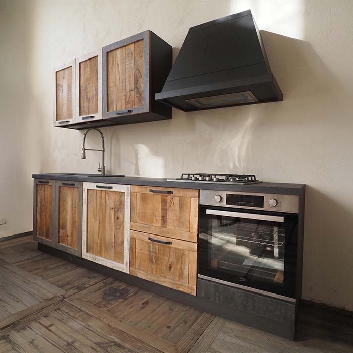 cucina legno massello colorata