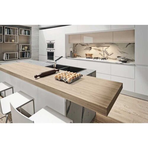cucina con isola centrale bianca