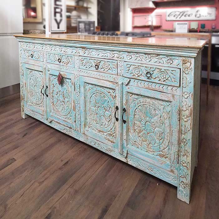 Credenze particolari in legno massello offerte in vari stili d'arredo