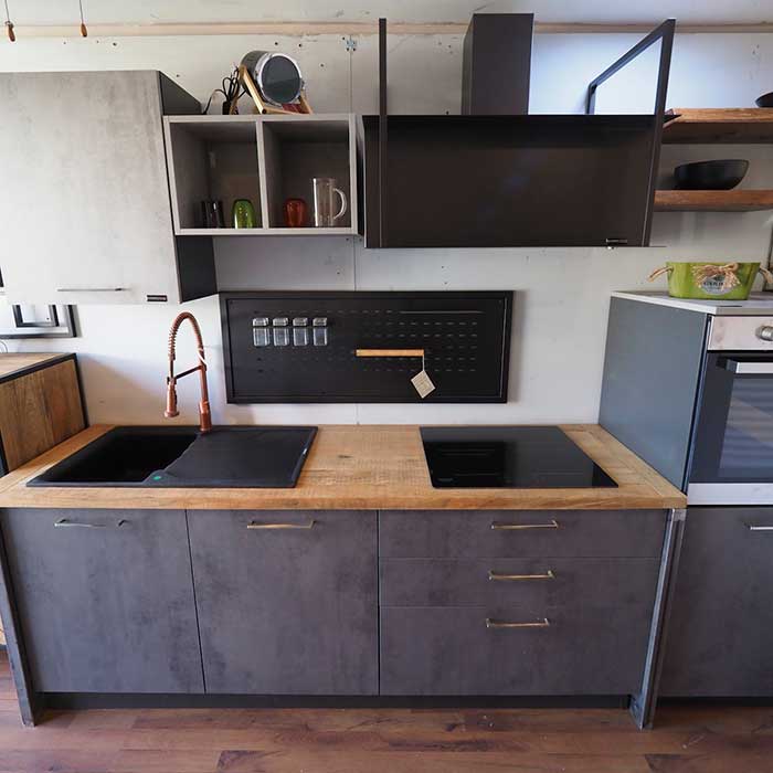 Cucina moderna industrial lineare con top in rovere - immagine 6