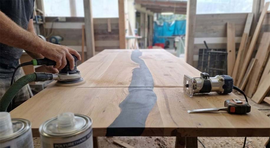 lavorazione tavolo resina legno artigianale 
