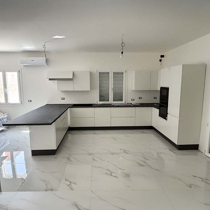 cucina bianca su misura ad angolo con penisola