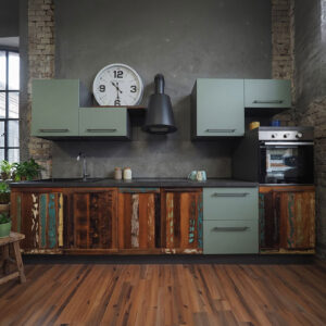 Cucina lineare verde salvia con ante vintage colorate