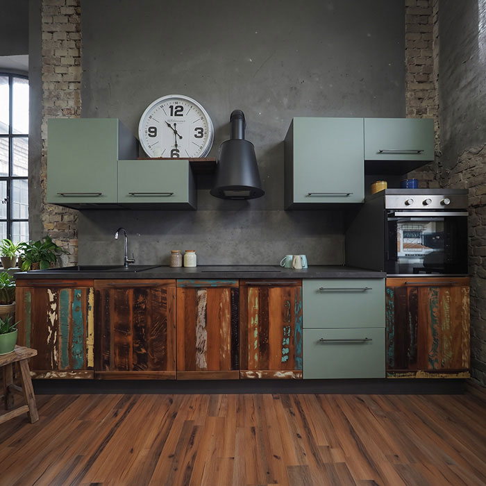 Cucina lineare verde salvia con ante vintage colorate