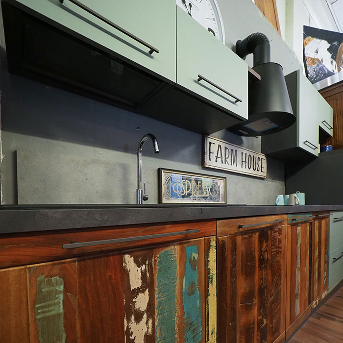 cucina lineare verde salvia ante vintage colorate