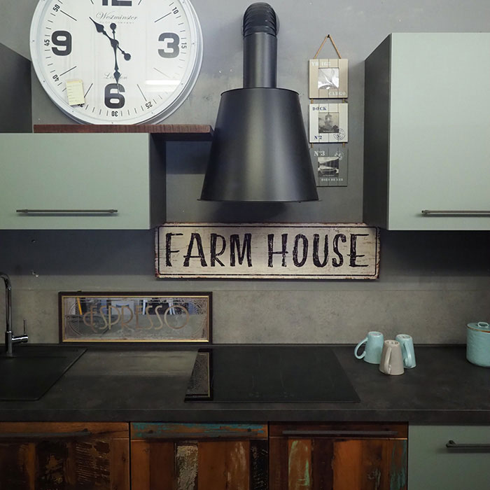 Cucina lineare verde salvia con ante vintage colorate - immagine 2