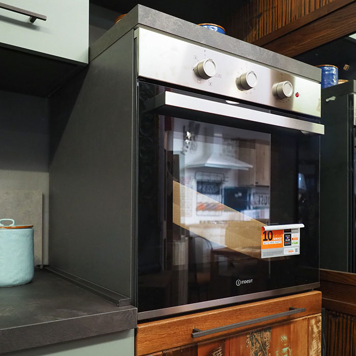 Cucina lineare verde salvia con ante vintage colorate - immagine 5