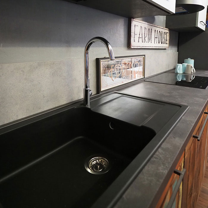 Cucina lineare verde salvia con ante vintage colorate - immagine 6