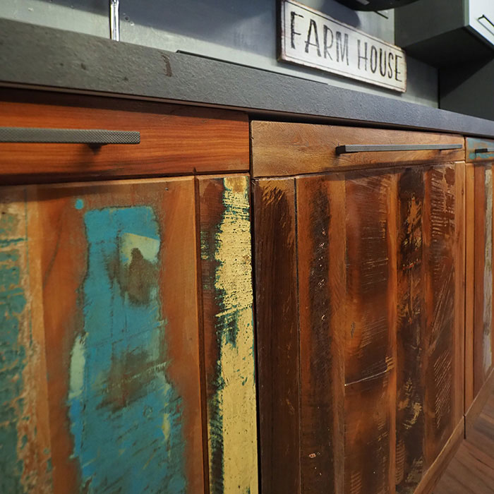 Ante in legno con finitura vintage colorata, dettaglio